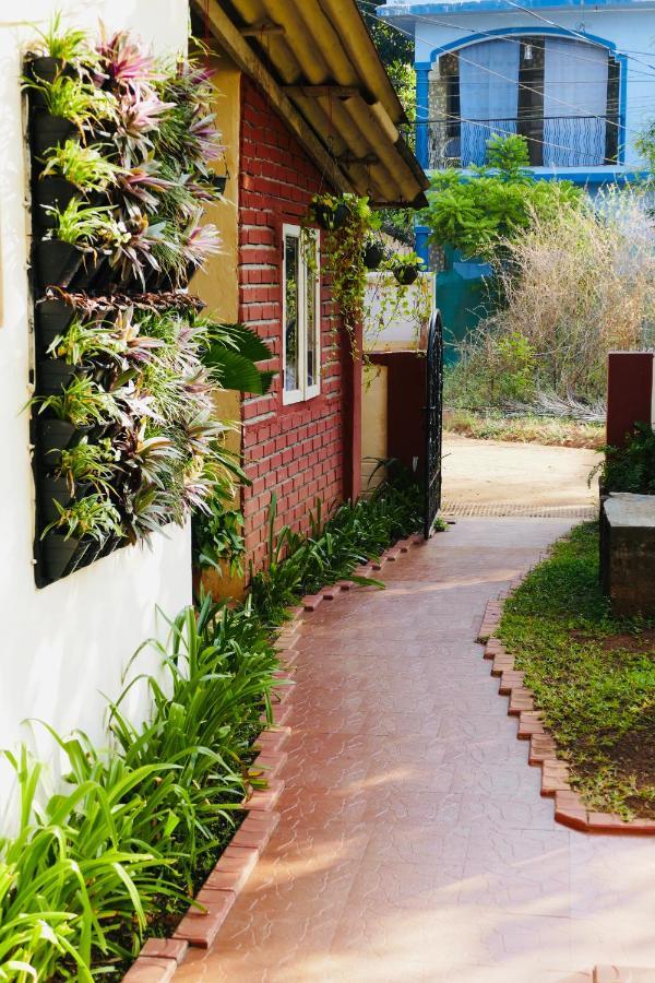 Shanu'S Seaside Inn - A Family-Run Guesthouse Just 100 Metres From Candolim Beach Eksteriør billede